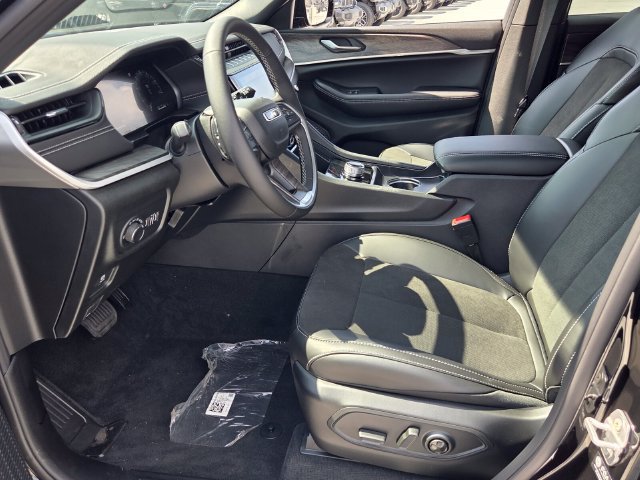 New 2027 Jeep Grand Cherokee Altitude RWD image 14