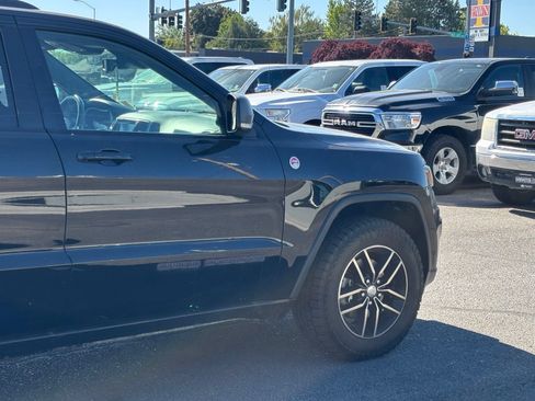 Used 2017 Jeep Grand Cherokee Trailhawk w/ Trailhawk Luxury Group AWD/4WD image 4