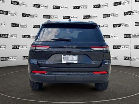 Used 2025 Jeep Grand Cherokee Altitude AWD/4WD image 5