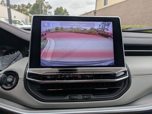 Used 2025 Jeep Compass Limited image 23