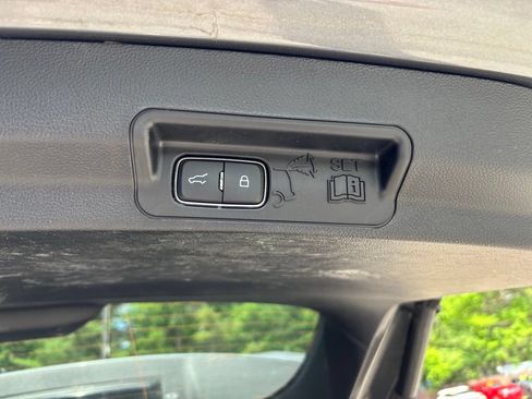 Used 2023 Ford Explorer XLT AWD/4WD image 30