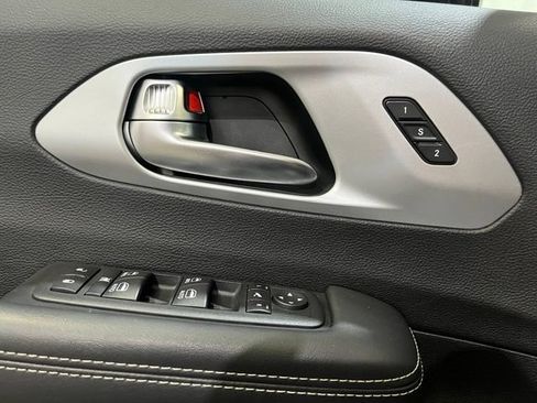 Used 2025 Chrysler Pacifica Limited FWD image 15