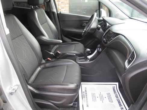 Used 2019 Chevrolet Trax LT w/ LT Convenience Package image 4