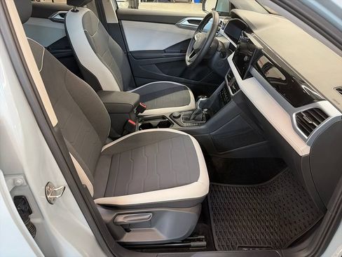 Certified 2025 Volkswagen Taos SE w/ Panoramic Sunroof Package AWD/4WD image 11
