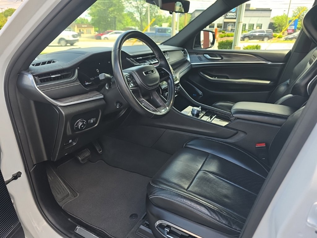 Used 2022 Jeep Grand Cherokee L Overland w/ Luxury Tech Group IV AWD/4WD image 9