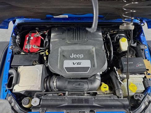 Used 2015 Jeep Wrangler Unlimited Rubicon w/ Connectivity Group image 31