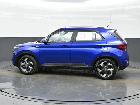 Certified 2025 Hyundai Venue Limited image 3