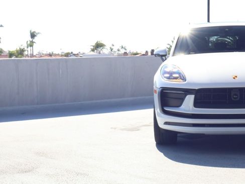 Certified 2026 Porsche Macan AWD/4WD image 12