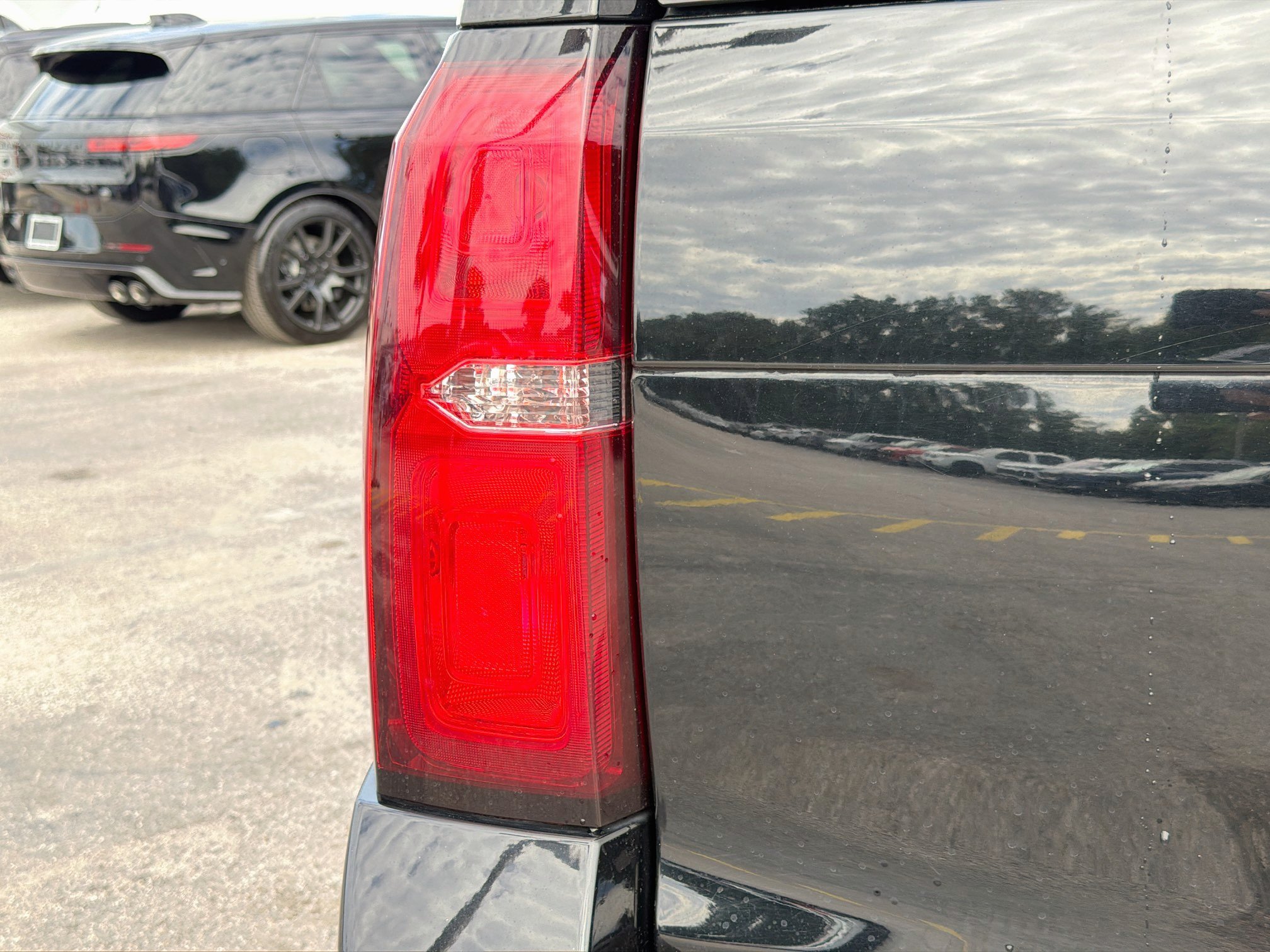Used 2015 Chevrolet Suburban LTZ RWD image 10