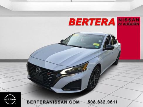 Used 2023 Nissan Altima 2.5 SR w/ SR Premium Package FWD image 5