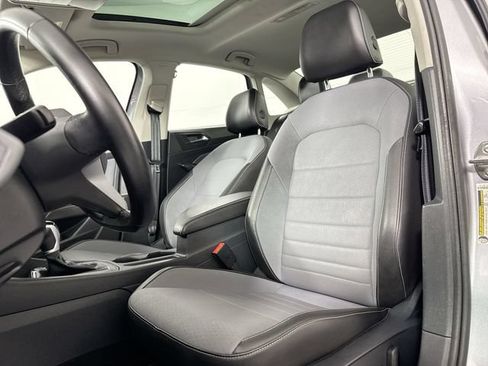 Used 2025 Volkswagen Jetta SE FWD image 19