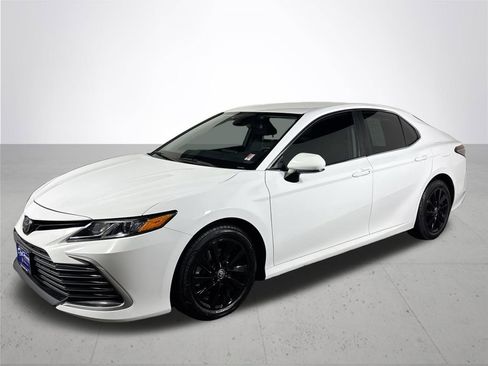 Used 2022 Toyota Camry LE image 2
