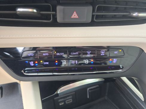 Used 2022 Buick Envision Avenir w/ Technology Package II image 17