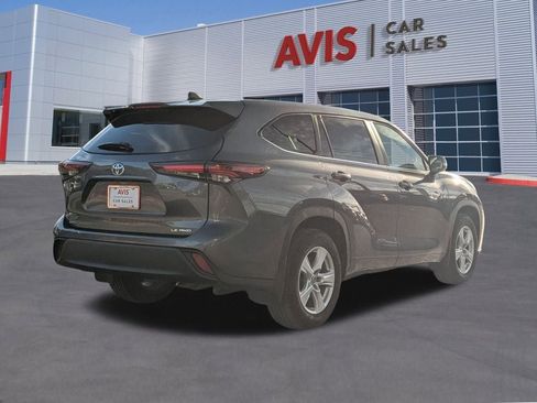 Used 2024 Toyota Highlander LE image 6