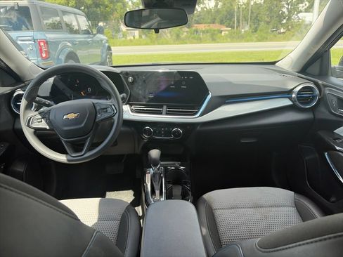 Used 2025 Chevrolet Trax LT FWD image 14