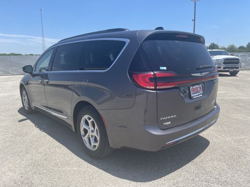 Used 2023 Chrysler Pacifica Limited FWD image 6