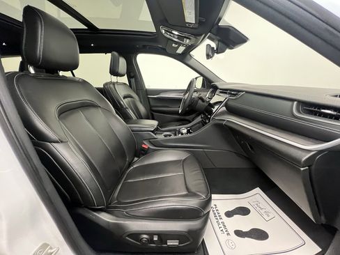 Used 2024 Jeep Grand Cherokee L Limited w/ Luxury Tech Group II image 11