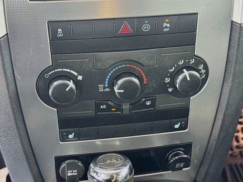 Used 2010 Jeep Grand Cherokee Laredo AWD/4WD image 17