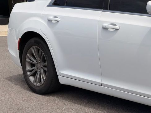 Used 2017 Chrysler 300 Limited w/ Value Package RWD image 4