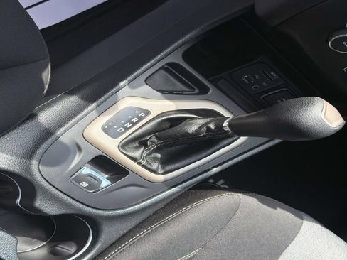 Used 2016 Jeep Cherokee Sport FWD image 4