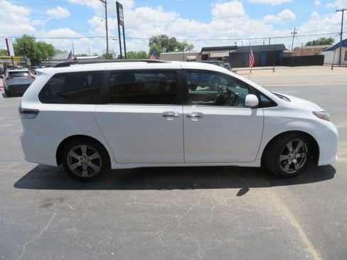 Used 2017 Toyota Sienna SE image 4
