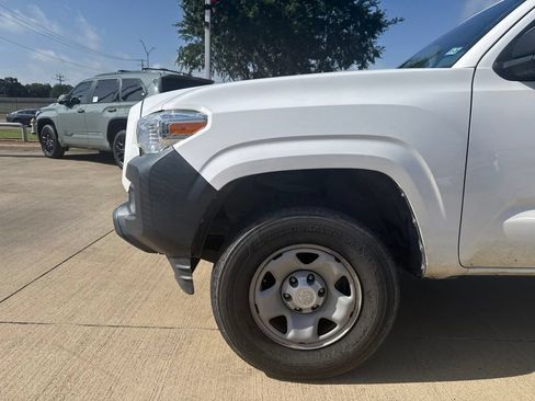 Used 2017 Toyota Tacoma SR RWD image 2
