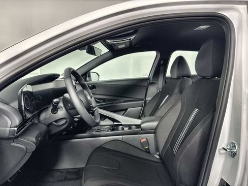 Used 2025 Hyundai Elantra SEL FWD image 21