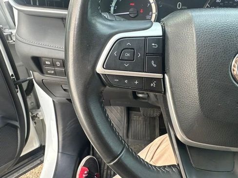 Used 2023 Toyota Highlander LE FWD image 6