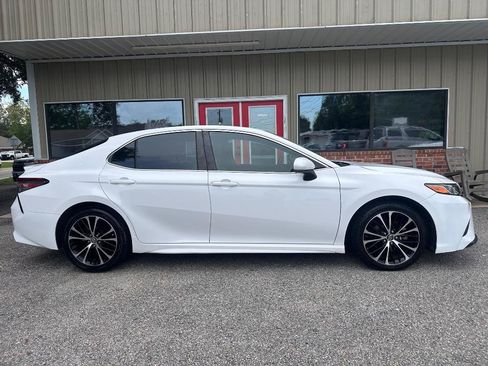 Used 2018 Toyota Camry SE FWD image 1