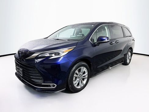 Certified 2023 Toyota Sienna Platinum AWD/4WD image 3