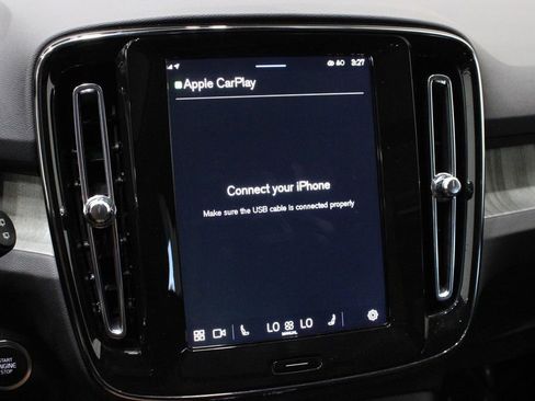 Used 2025 Volvo XC40 B5 Plus image 36