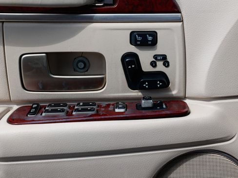 Used 2003 Lincoln Town Car Signature image 40