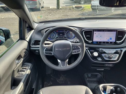 Used 2025 Chrysler Pacifica Select FWD image 12