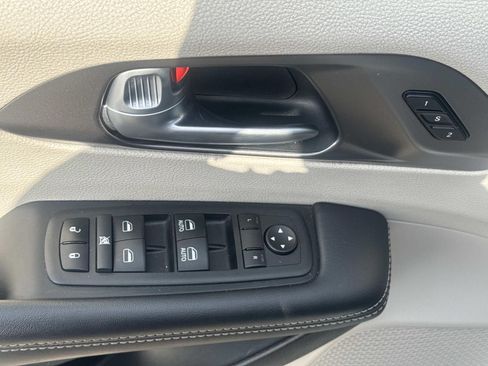 Used 2024 Chrysler Pacifica Touring-L FWD image 21