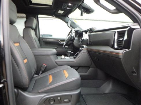 Used 2024 GMC Sierra 1500 AT4 w/ Technology Package AWD/4WD image 9