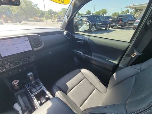 Used 2019 Toyota Tacoma TRD Sport AWD/4WD image 3