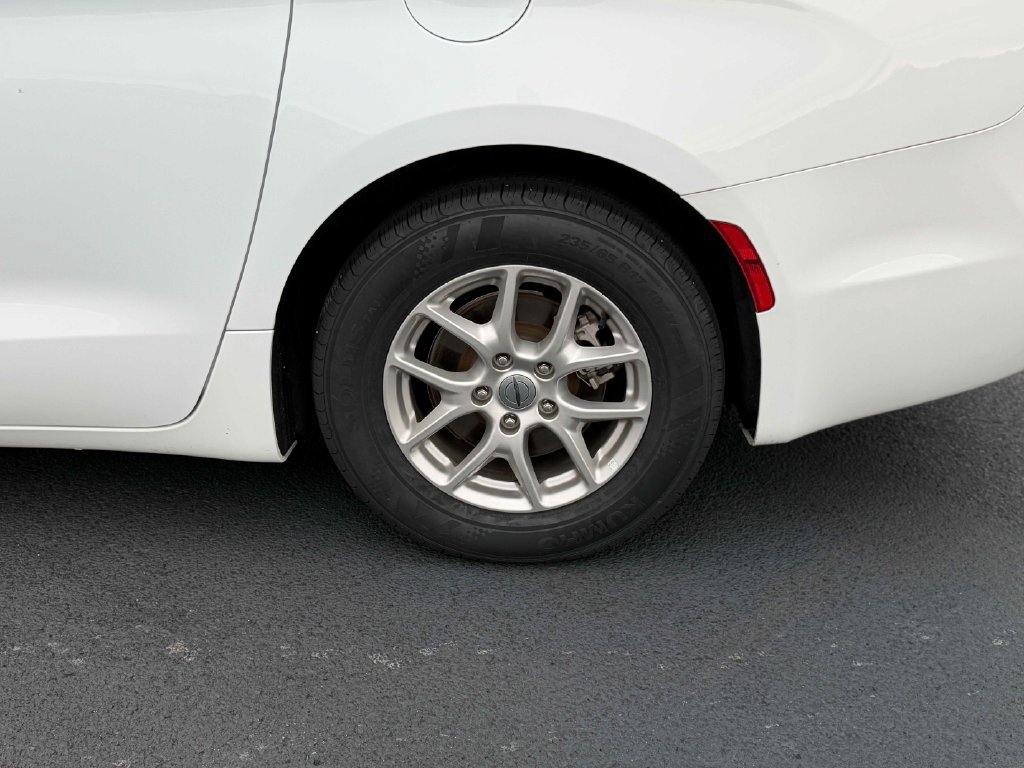 Used 2024 Chrysler Pacifica Touring-L FWD image 14