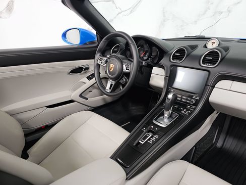 Used 2024 Porsche 718 Boxster RWD image 4