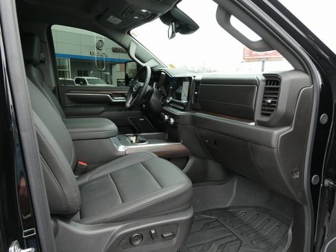 Certified 2025 GMC Sierra 2500 SLT w/ SLT Premium Package image 17