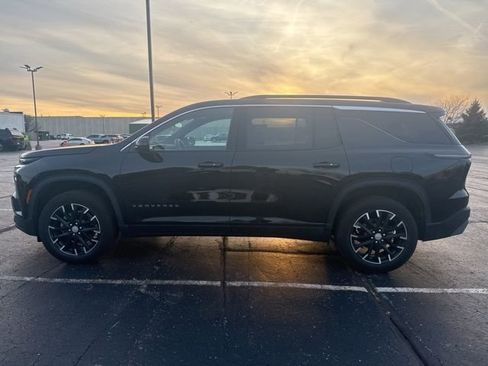 Used 2025 Chevrolet Traverse LT w/ Sun and Wheel Package image 8