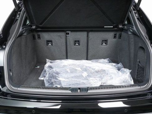 New 2026 Porsche Macan image 32