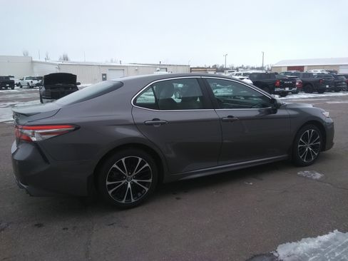 Used 2018 Toyota Camry SE image 5