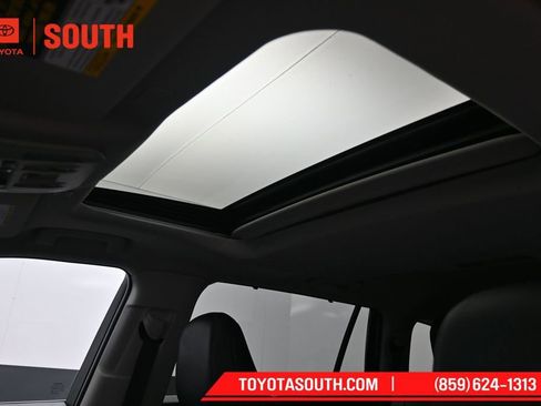 Used 2024 Toyota Highlander XLE AWD/4WD image 23