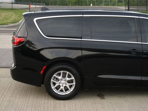 Used 2025 Chrysler Pacifica Select FWD image 11