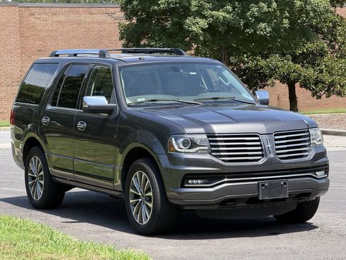 Used 2016 Lincoln Navigator Select RWD image 3