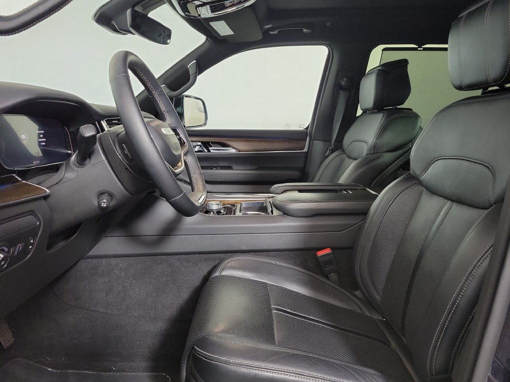 Used 2025 Jeep Grand Wagoneer 4WD image 12