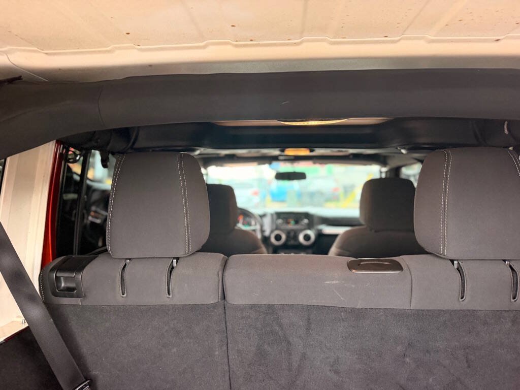 Used 2014 Jeep Wrangler Unlimited Sahara w/ Connectivity Group AWD/4WD image 28