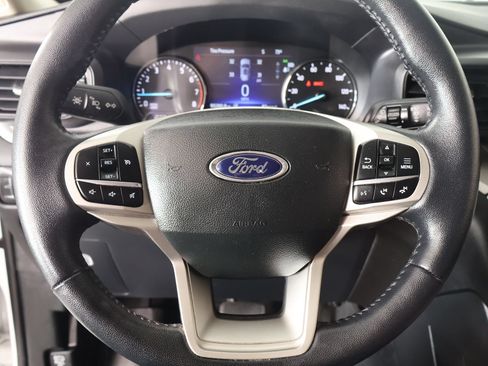 Used 2023 Ford Explorer XLT AWD/4WD image 3