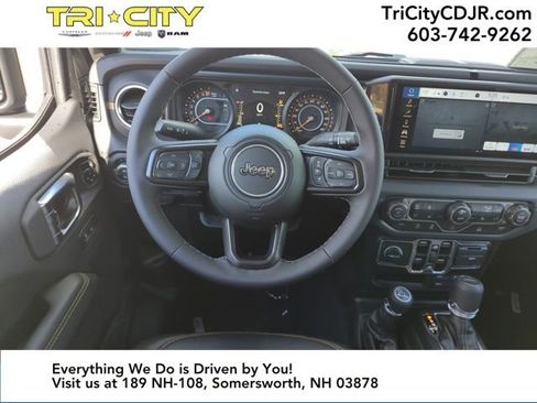 New 2025 Jeep Gladiator Sport image 13