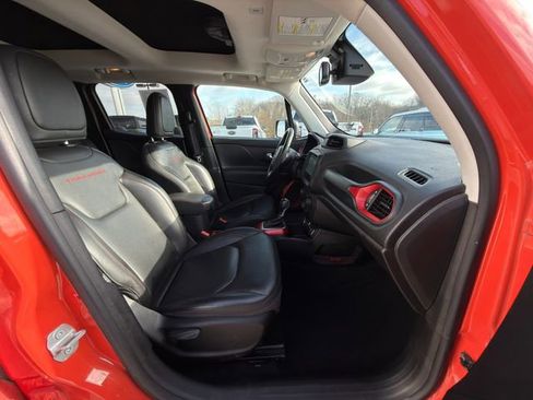 Used 2019 Jeep Renegade Trailhawk image 9